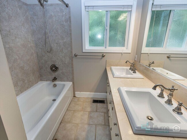 Building Photo - Beautiful 4 Bedroom Home