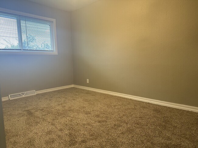 Building Photo - 602 Sara St