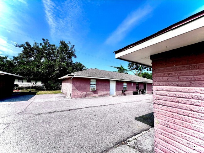 Building Photo - 1825 W Little York Rd