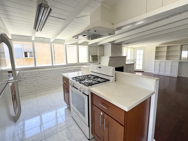 Building Photo - 2321 W Carson St