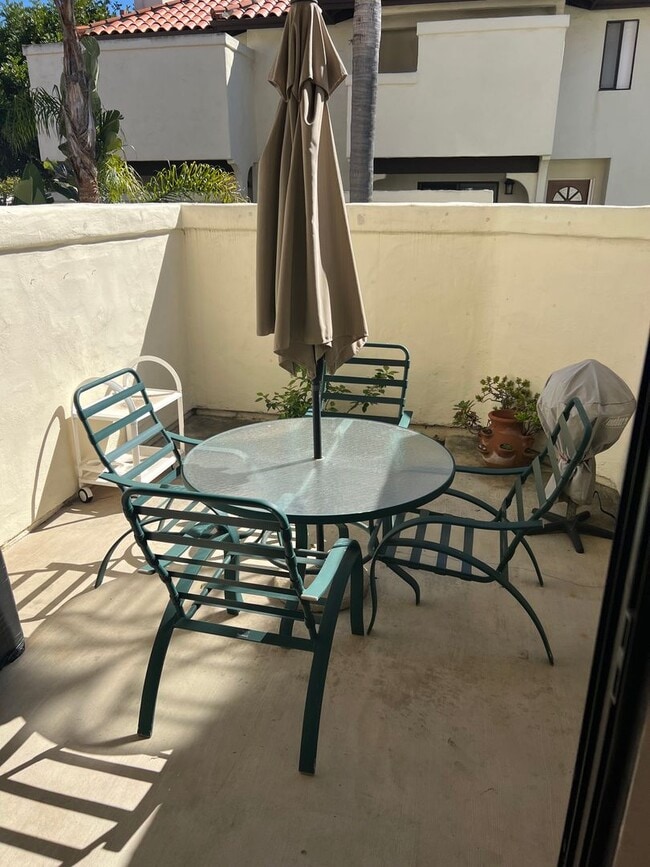 Building Photo - Meticulously maintained condo - 2 main bed...