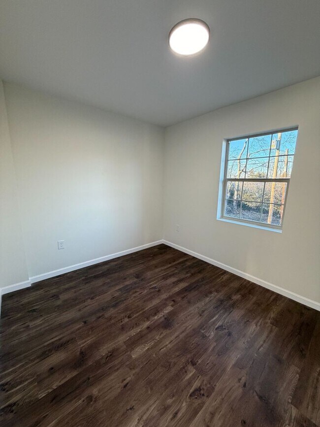 Building Photo - 2080 E 5th Ave