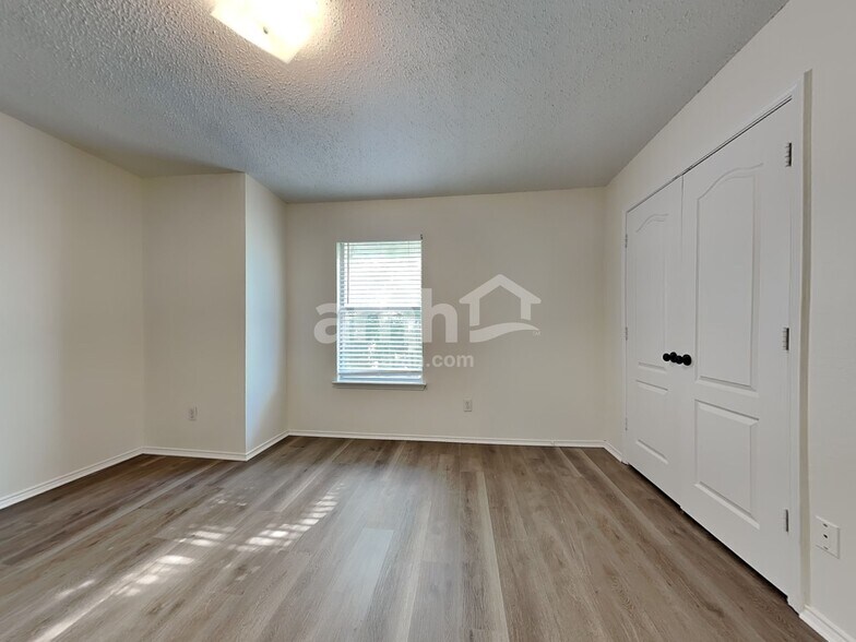 Building Photo - 163 Southlake Dr