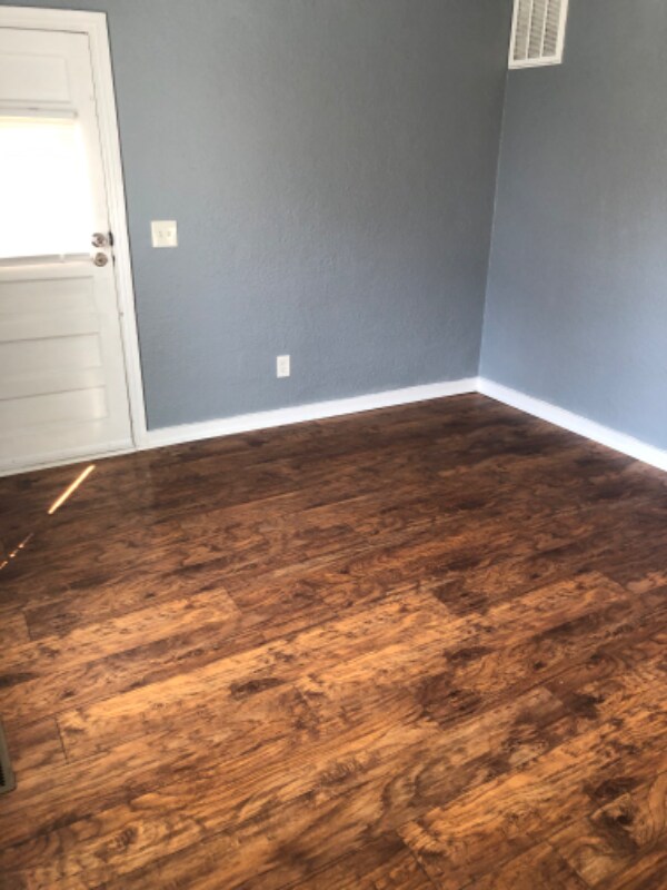 Building Photo - 205 S Maple St