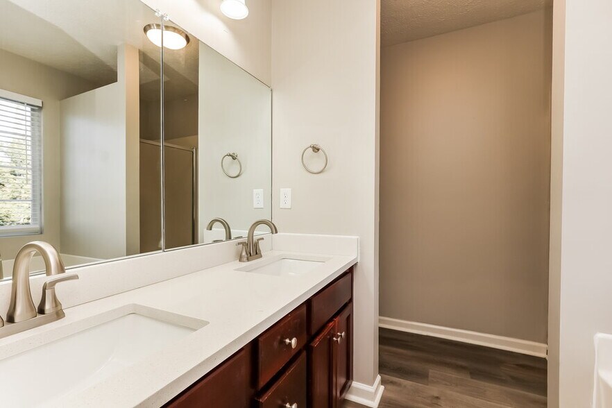 Building Photo - 6769 Ascot Dr