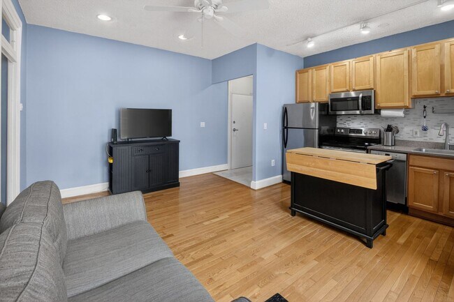Building Photo - Sunny 1br with Balcony in Columbia Heights!