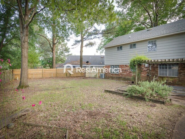 Building Photo - Large, Renovated 3BR/3B Home in 38125!