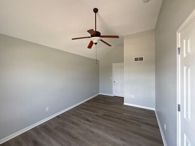 Building Photo - 3-Bedroom Home in a Quiet, Relaxing Neighb...