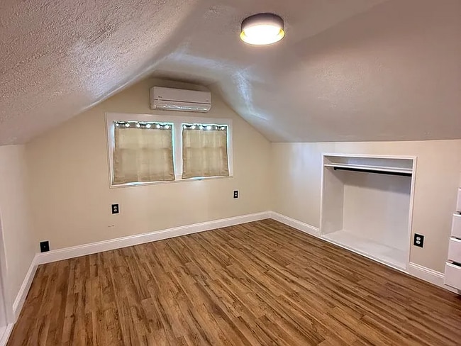 Building Photo - This remodeled 3-bedroom, 2-bath home