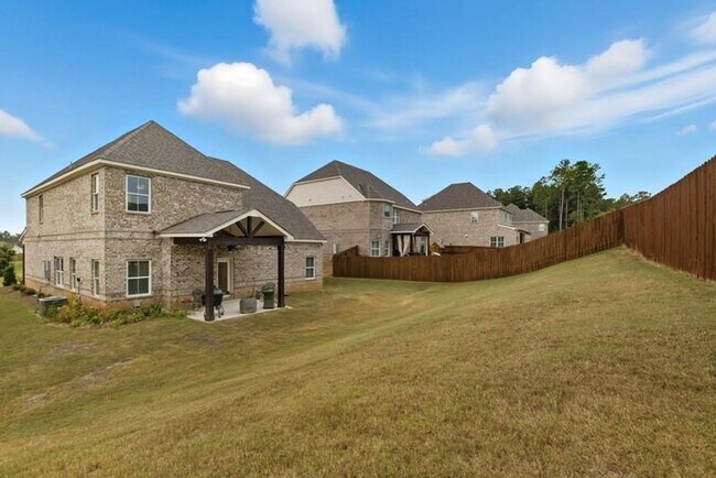 Building Photo - Exceptional Home in Donahue Ridge!