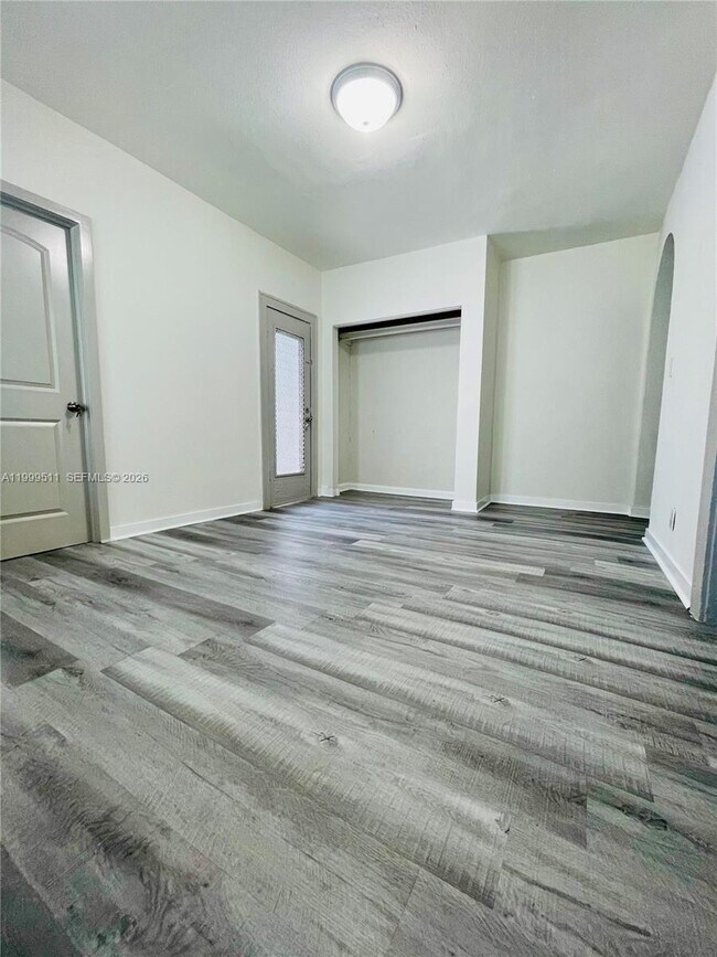 Building Photo - 442 SW 10th Ave