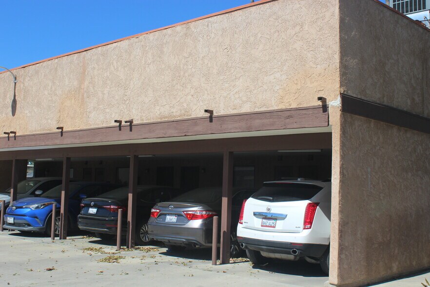 Building Photo - 1960 W Linden St