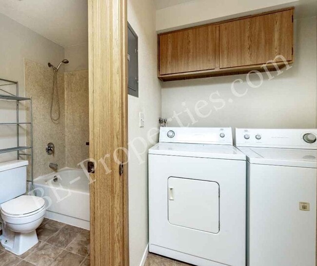 Building Photo - Cozy 1 Bedroom in the By The Green Community.