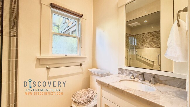 Building Photo - Modern and Stylish Elmwood Apartment