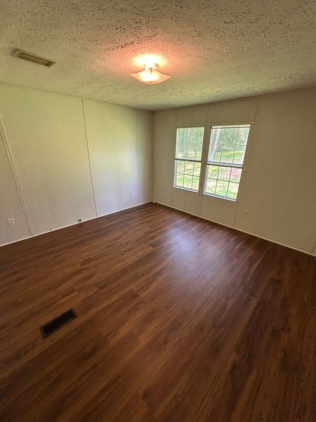 Building Photo - Bremen Home Available Now!