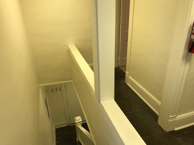 Building Photo - 616 John Marshall Dr