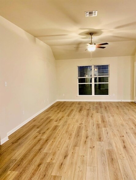 Building Photo - 808 Fallbrook Dr