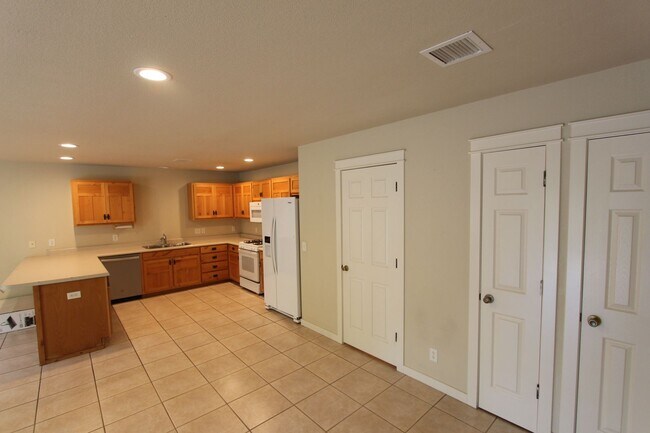 Building Photo - Spacious 3BR home Near NAU | New Carpet + Parking for 3 Vehicles