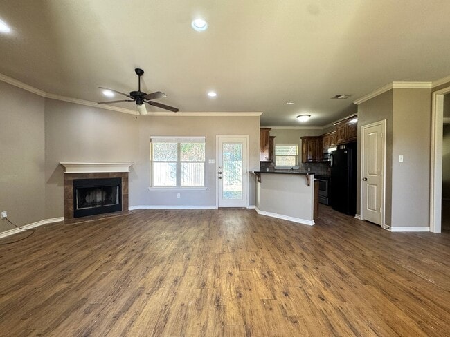 Building Photo - 939 Redbud Ln