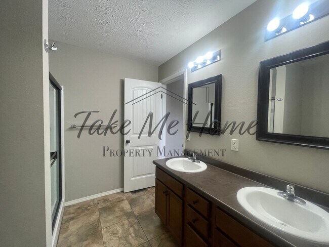 Building Photo - Updated Home in Ozark!