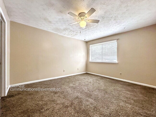 Building Photo - 925 Pine Oak Trail