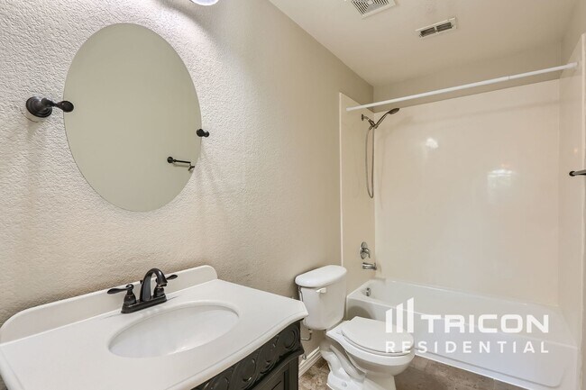 Building Photo - 2817 Deerhurst Dr