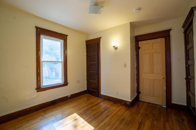 Building Photo - First Floor 3 Bedroom Apartment Close To C...