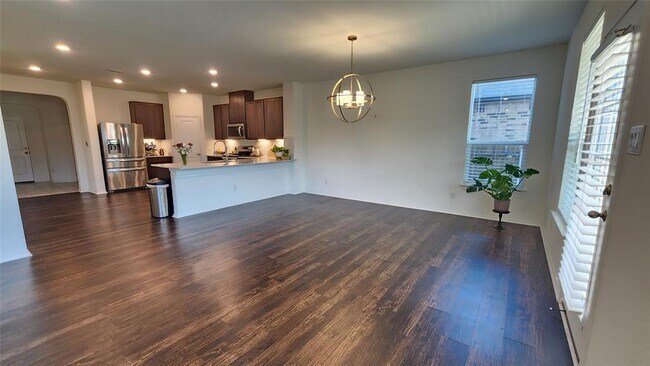 Building Photo - 402 Parrot Tulip View