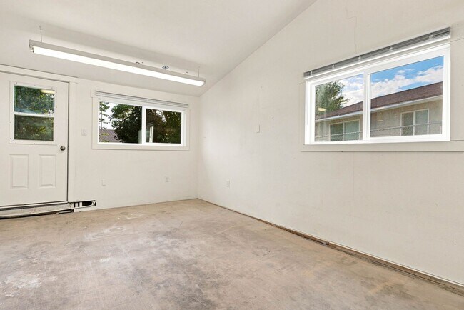 Building Photo - 1035 Vista Pl