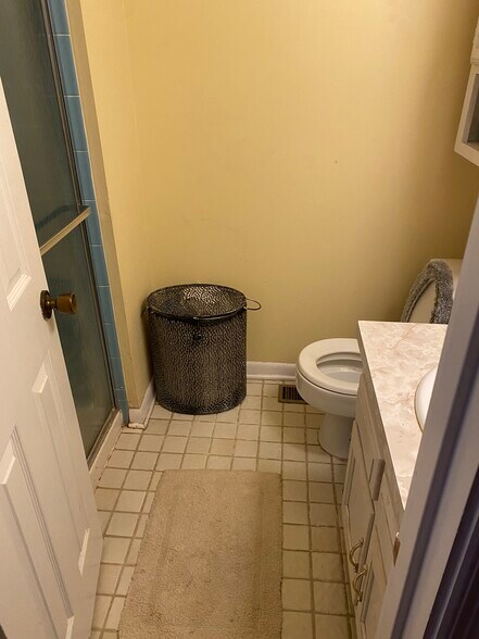 Master bath with shower - 10939 Barrington Ct