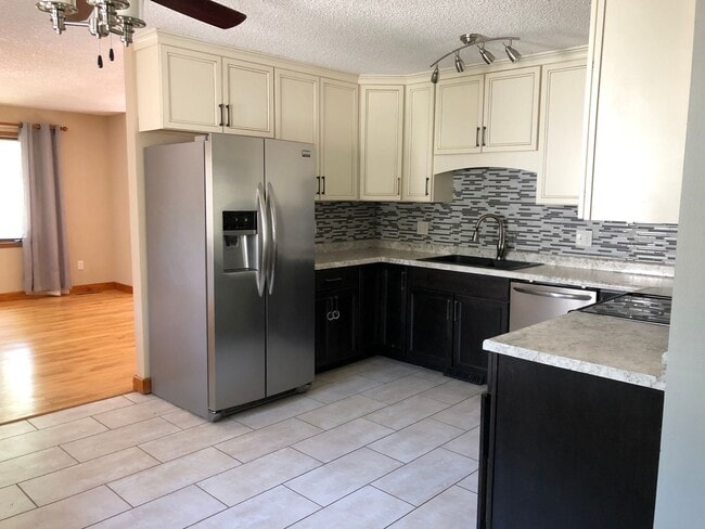 Building Photo - $3000|5 Bedroom 3 Bath |Fenced Backyard| Deck| Laundry| Basement
