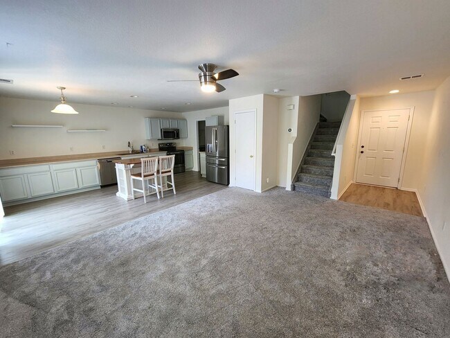 Building Photo - Charming 3 Bed 2 Bath Townhome for Rent in...