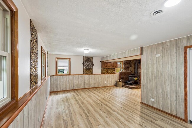 Building Photo - 1819 Elmwood Dr