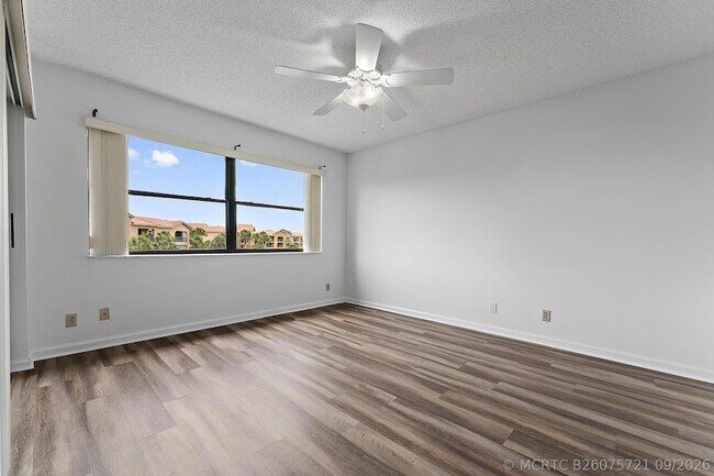 Building Photo - 700 Uno Lago Dr