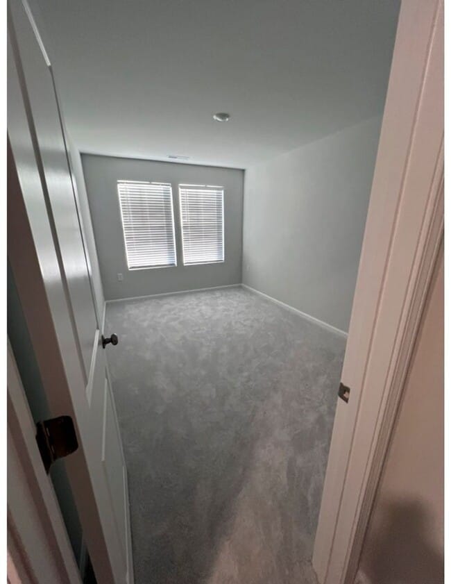 Building Photo - Three Bedroom Home