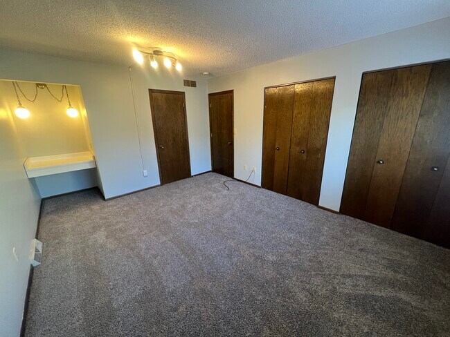 Building Photo - 215 Elton Hills Dr NW