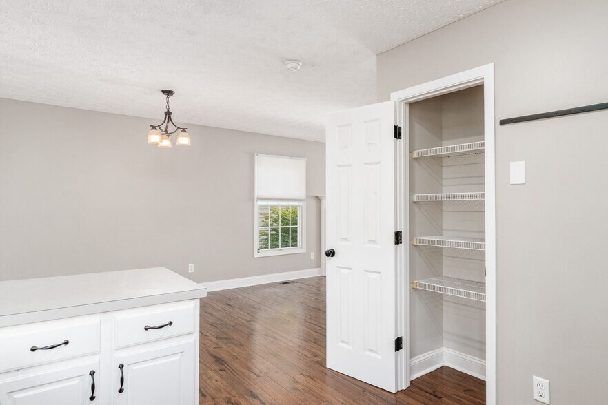 Building Photo - 8446 Olenbrook Dr