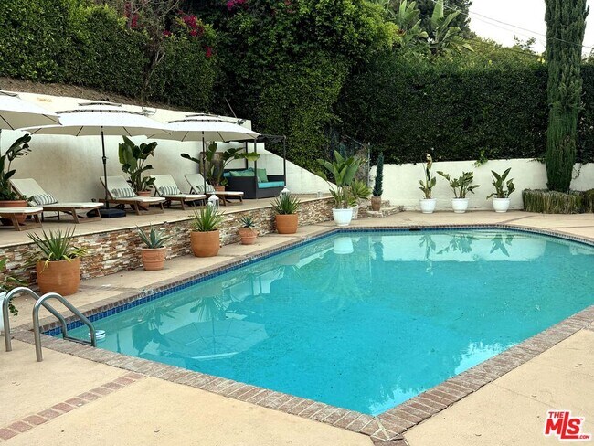 Building Photo - 1727 San Ysidro Dr