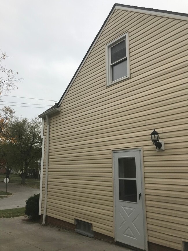 Building Photo - 3 Bedroom 1 bath home for lease in Maple H...