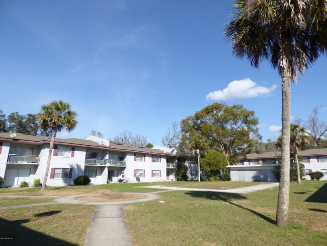 Building Photo - 2441 Spring Park Rd