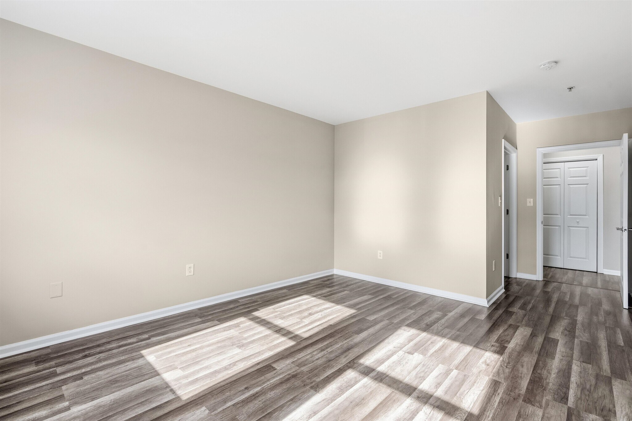 Building Photo - 905 River Rd