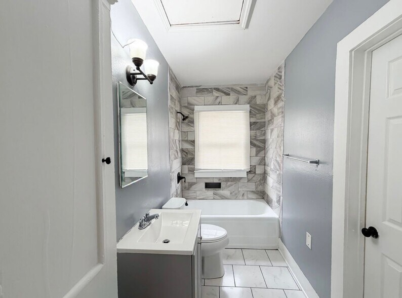 Building Photo - 2323 Spain St