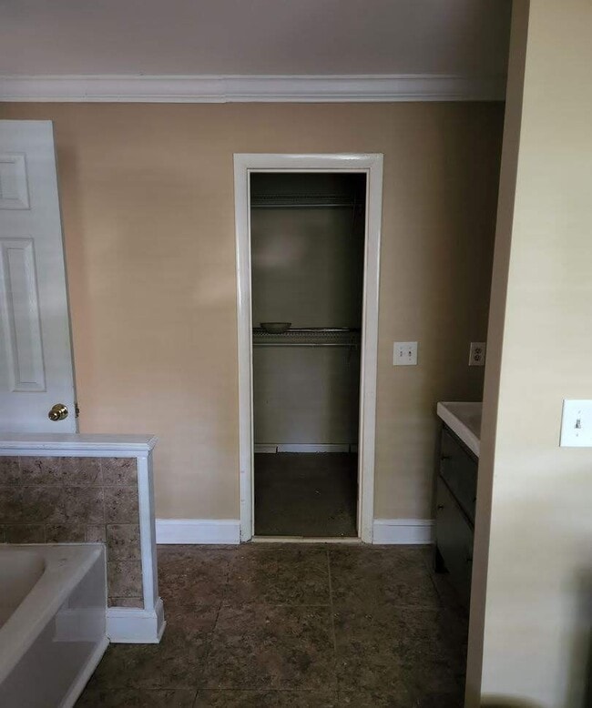 Building Photo - 204 Irongate Dr