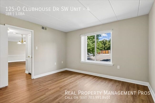 Building Photo - 125 Clubhouse Dr SW