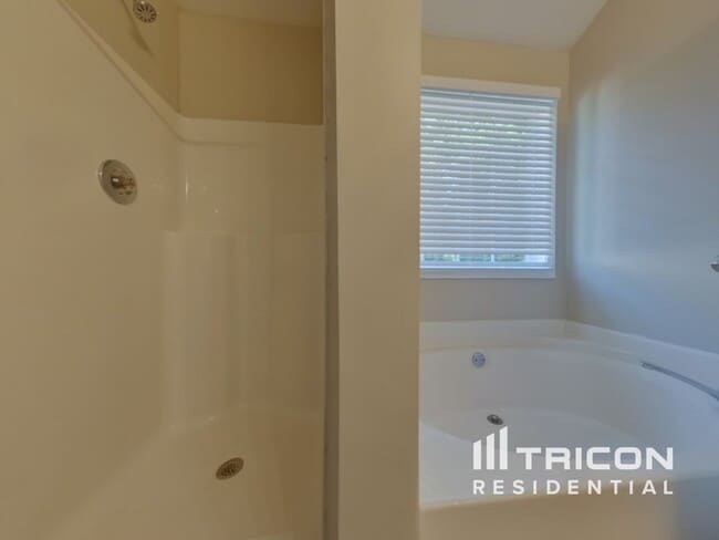 Building Photo - 4650 Camelot Dr