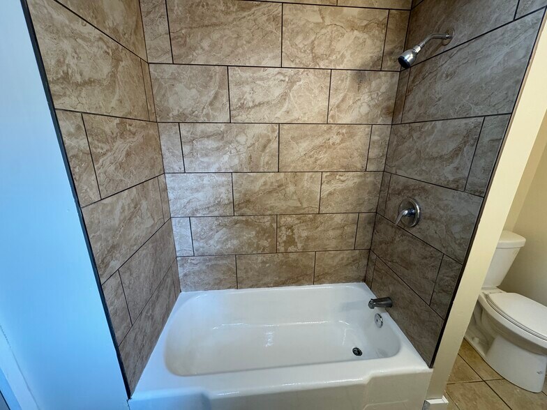 Building Photo - 138 Hemlock St