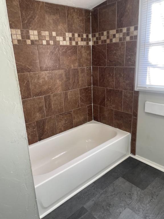 Building Photo - 626 Holly St