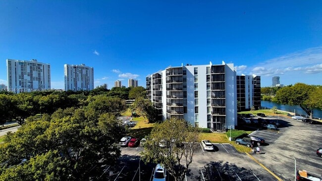 Building Photo - 3625 N Country Club Dr