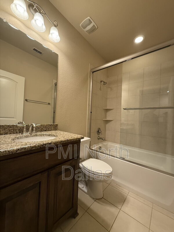Building Photo - 528 S Greenville Ave