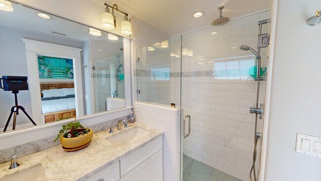 Building Photo - Spacious 3 Bed Coronado Home Available Unf...